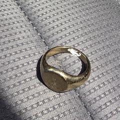 Gouden of goudkleurige ring zegelring, segons s'ha informat a iLost