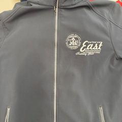 Giacca Donkerblauw met witte print, come riportato da Avonturenpark Hellendoorn utilizzando iLost