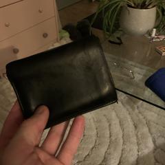 Zwarte portemonnee, segundo informou a iLost