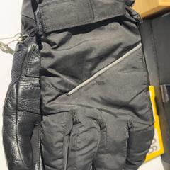 Kesztyű, amint azt Pathé Tilburg Stappegoor az iLost segítségével jelentette.