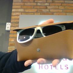 Estuche para gafas con gafas & Gafas de sol White, ha sido reportado por MEININGER Hotel Hamburg City Center con iLost