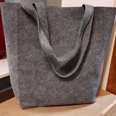 Tas Grijs vilt, zoals gemeld door Connexxion Zeeuws-Vlaanderen met iLost