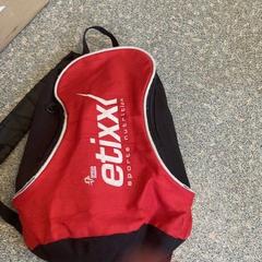 Mochila ROOD / ZWART  ETIXX, segundo informou Regio Oost-Vlaanderen usando iLost
