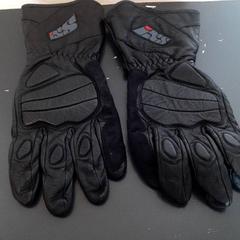 手袋 がiLostで Qbuzz servicepunt  Emmen によって報告されました