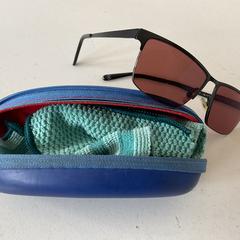 Etui à lunettes avec lunettes Op sterkte, a été signalé par Breng Arnhem utilisant iLost