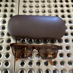 Brille mit Etui, segons ha informat MEININGER Hotel Berlin Alexanderplatz mitjançant iLost