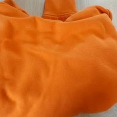 Vestiario - Trui oranje, come riportato da Centraal magazijn utilizzando iLost