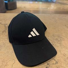 Casquette Adidas, zwart met wit, a été signalé par Van der Valk Hotel Zwolle utilisant iLost