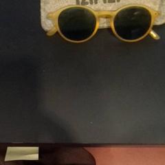 Des lunettes de soleil Geel, a été signalé par TivoliVredenburg utilisant iLost