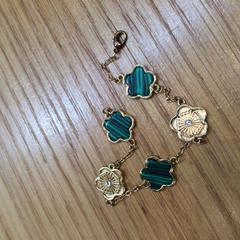 Armbandje Goudkleurig met malachietpatroon, come riportato da Rijksmuseum van Oudheden utilizzando iLost