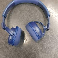 Auriculars, segons ha informat Rotterdam The Hague Airport mitjançant iLost