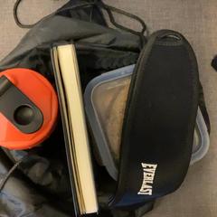 Tas with different stuffs, zoals gemeld door MEININGER Hotel Brussels City Center met iLost