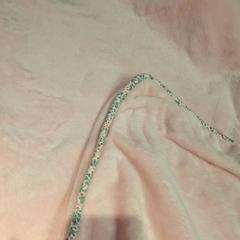 Manta Rose contour fleurie, ha sido reportado por IKEA Paris Nord Roissy con iLost