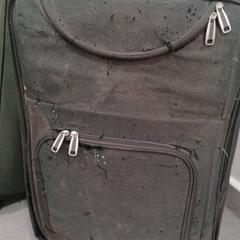 الحقيبة اخضر زيتي، كما تم الإبلاغ عنه بواسطة محطة الدمام (الدمام) عبر iLost