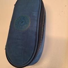 Pennezak Kipling blauw, amint azt Regio West-Vlaanderen az iLost segítségével jelentette.