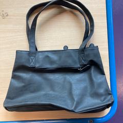 Schoudertas, come riportato da Pathé Delft utilizzando iLost