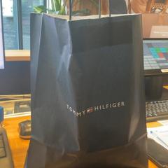 İLost kullanarak Designer Outlet Roosendaal tarafından bildirildiği gibi Çanta Tommy hillfiger
