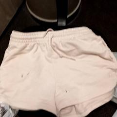 Pantalones cortos, ha sido reportado por Van der Valk Hotel Vianen con iLost