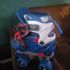 Blauwe kinder rolschaatsen, come riportato a iLost