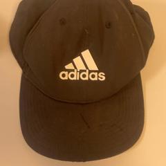Gorra Adidas, ha sido reportado por Pathé Schiedam con iLost