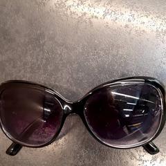 Occhiali da sole, come riportato da Rotterdam The Hague Airport utilizzando iLost