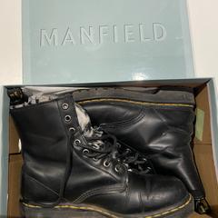 Schoenen black, zoals gemeld door Amsterdam ID Aparthotel met iLost