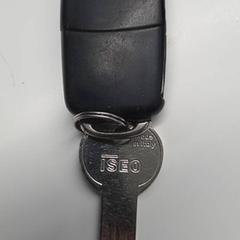 Clau del cotxe + veiligheidssleutel ISEO, segons ha informat Stad Hasselt mitjançant iLost