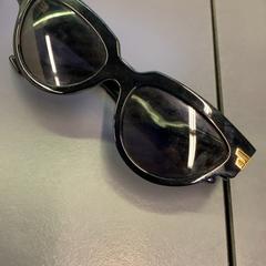 نظارات شمسية zwart، كما تم الإبلاغ عنه بواسطة Eindhoven Airport عبر iLost