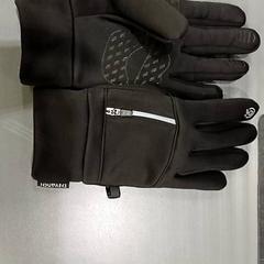 Kesztyű zwart, amint azt Qbuzz GD Groningen HS az iLost segítségével jelentette.