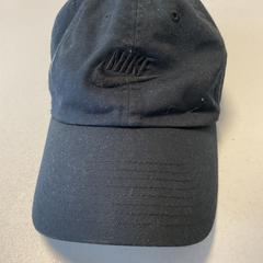 Cap Nike zwart, segons ha informat Breng Arnhem mitjançant iLost