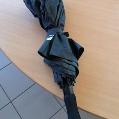 Parapluie pliant noir, a été signalé par TCL utilisant iLost