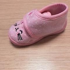 Sapatos de crianças Roze, como reportado por Qbuzz Fryslân utilizando o iLost