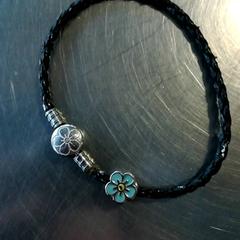 Náramek Zwart vergeet-me-nietje  Armbans, jak nahlášeno Burgers' Zoo pomocí iLost