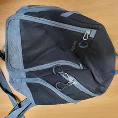 Ryggsäck Grijs en Zwart, rapporterat av Connexxion Noord Holland Noord Alkmaar med iLost