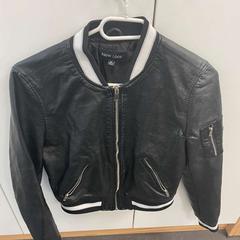 Casaco Schwarz mit weißen Streifen, como reportado por Wilmering Vechta utilizando o iLost