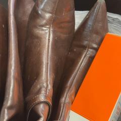 くつ がiLostで Inntel Hotels Amsterdam Centre によって報告されました