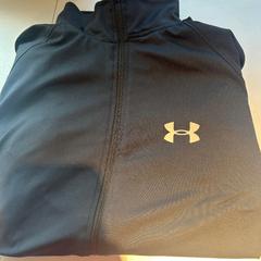 Dzseki & Mellény Under Armour, amint azt Madurodam az iLost segítségével jelentette.