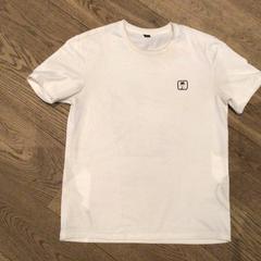 قمصان Wit t-shirt، كما تم الإبلاغ عنه بواسطة Van der Valk Hotel Amsterdam Zuidas عبر iLost
