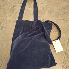 Turnpike táska Blauw suede, amint azt Regio West-Vlaanderen az iLost segítségével jelentette.