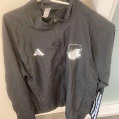 Veste Schwarz von ADIDAS, a été signalé par Wilmering Vechta utilisant iLost