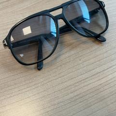 Gafas de sol, segundo informou Pathé Arnhem usando iLost