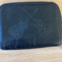 Portfel zwart, zgłoszono przez Keukenhof przy użyciu iLost