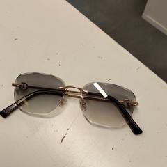 サングラス がiLostで Avonturenpark Hellendoorn によって報告されました