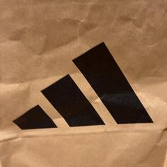 Purchase adidas adidas, rapporterat av Designer Outlet Roermond med iLost