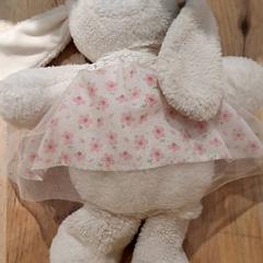 Mysig leksak Konijn bloemenjurkje, rapporterat av IKEA Wilrijk med iLost