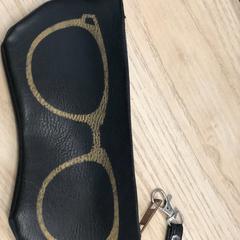 Caixa de óculos, como reportado por IKEA Liège utilizando o iLost