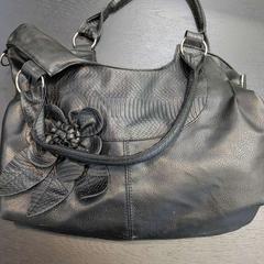 Kézitáska Zwart, amint azt Gemeente Tiel az iLost segítségével jelentette.