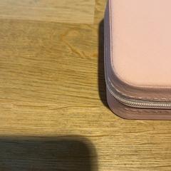 Šperkovnice Roze, jak nahlášeno Designer Outlet Roermond pomocí iLost