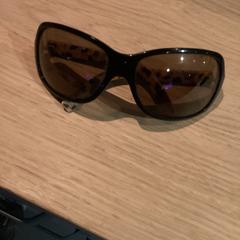 Óculos de sol, como reportado por Poppodium 013 utilizando o iLost