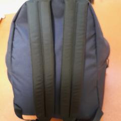 Táska bleu marine, amint azt TCL az iLost segítségével jelentette.